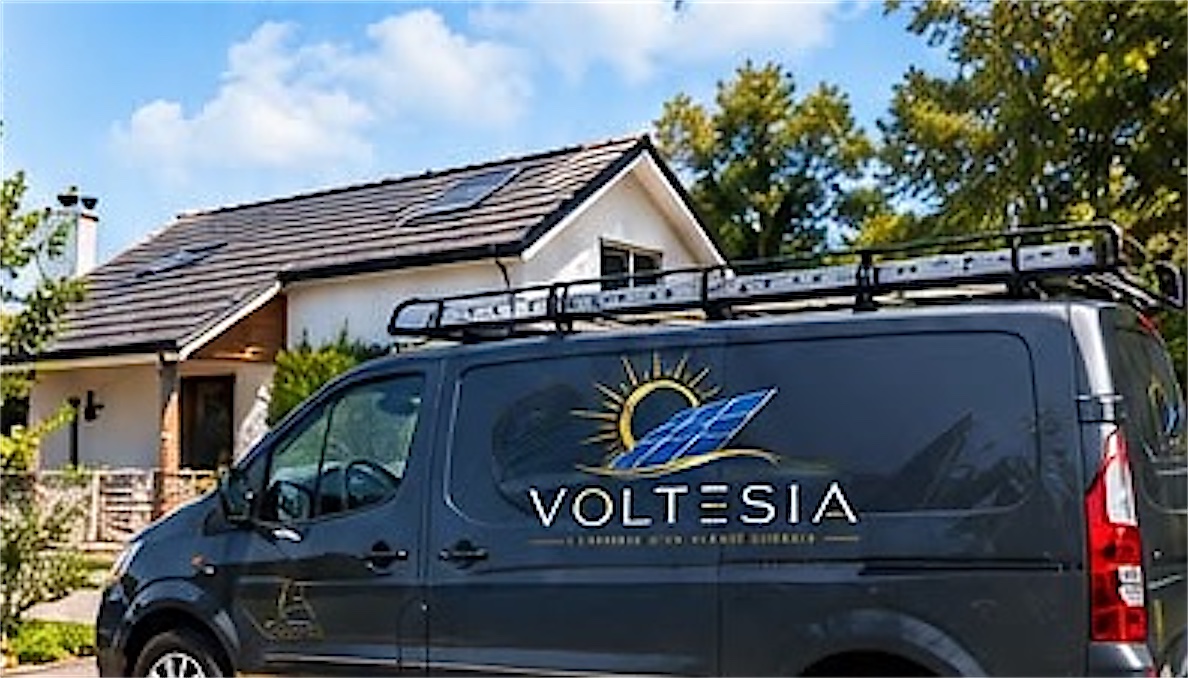 Utilitaire Voltesia garé devant une maison
