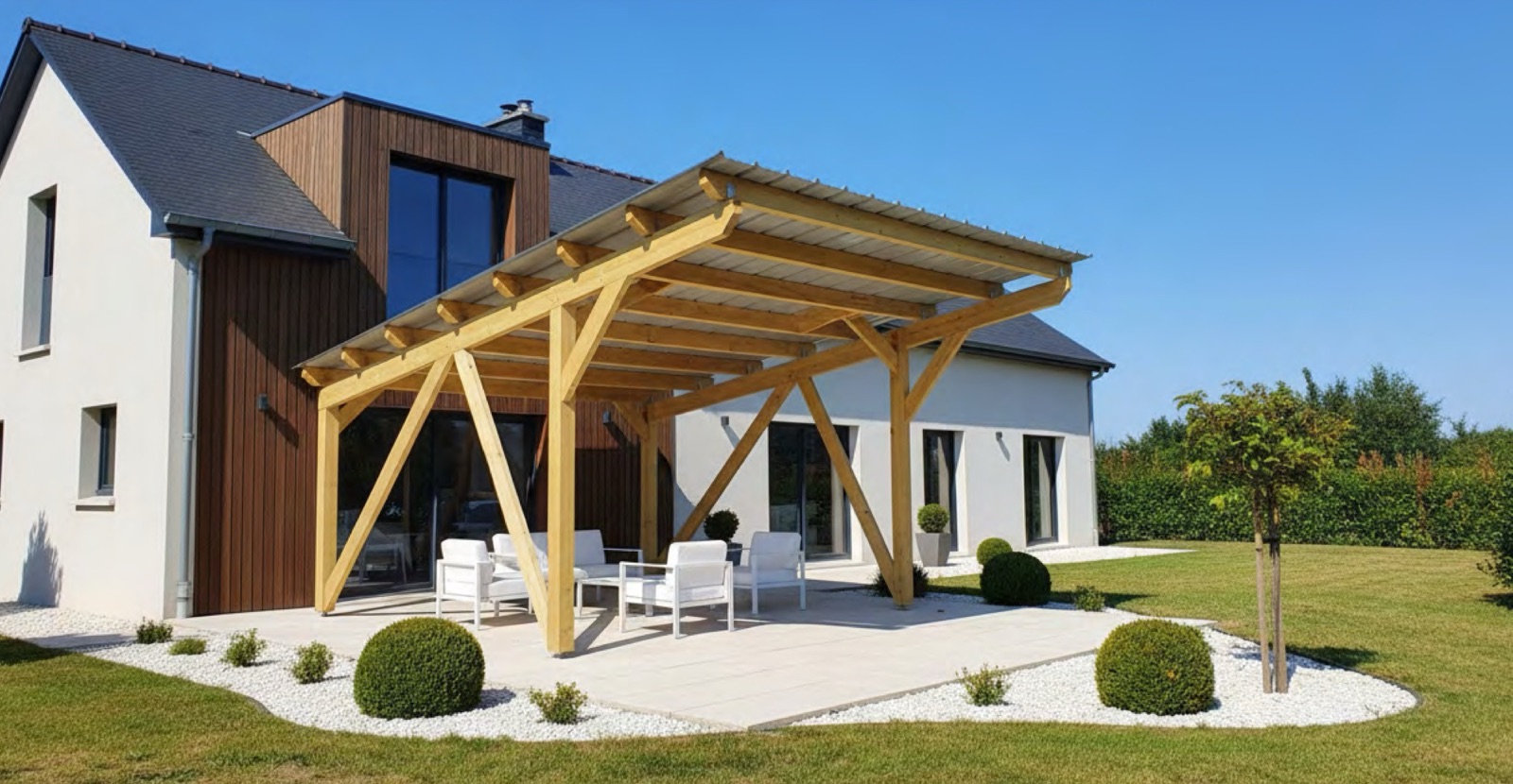 Pergola solaire bois : Un abri de terrasse qui produit de l'électricité