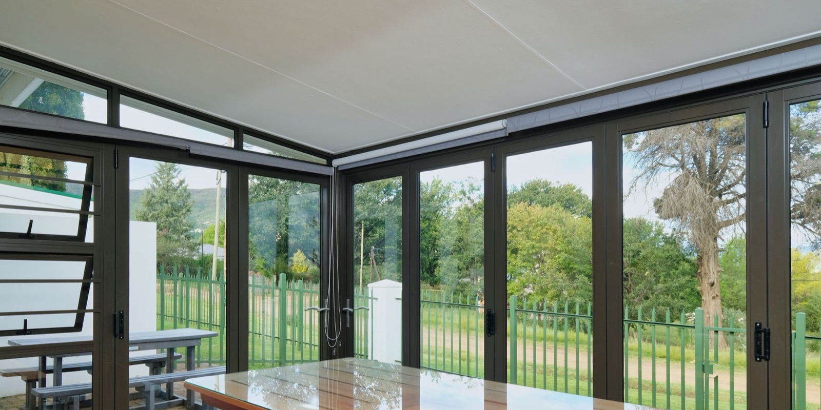Structure aluminium : Baies vitrées sur deux côtés, ouvertes sur le jardin